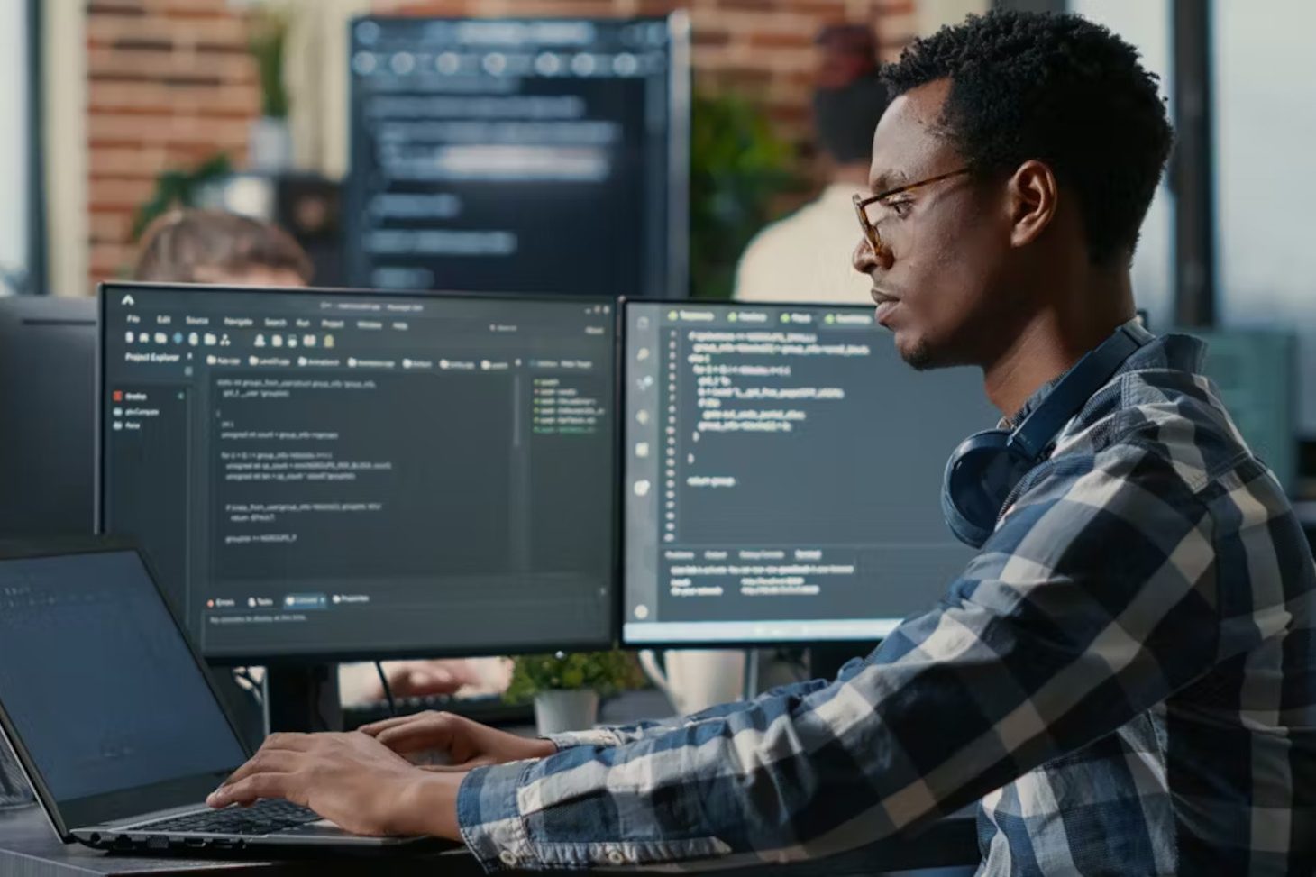 Ingenieurs developpant des algorithmes en laboratoire de R&D