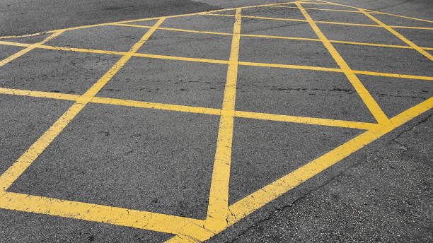 Vehicule de marquage routier appliquant une ligne jaune sur asphalte